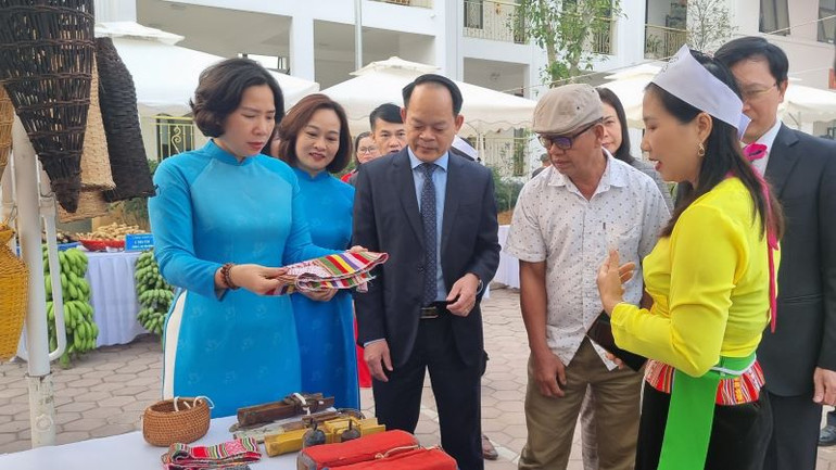 Các đại biểu tham quan các gian trưng bày sản phẩm của phụ nữ.