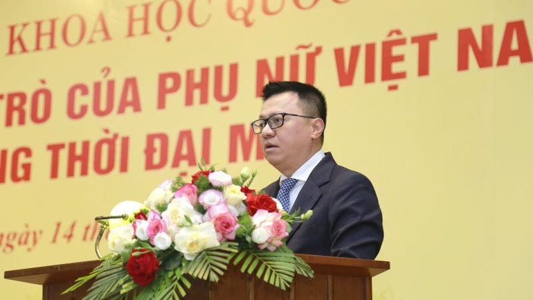 Tổng Biên tập Báo Nhân Dân Lê Quốc Minh chia sẻ ý kiến tại hội thảo.