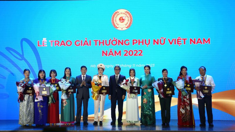 Tôn vinh các tập thể, cá nhân nhận Giải thưởng Phụ nữ Việt Nam năm 2022.