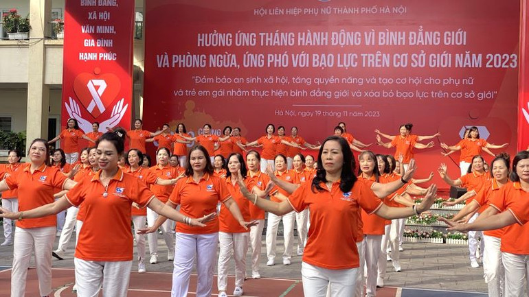 Màn đồng diễn sắc cam hưởng ứng Tháng hành động.