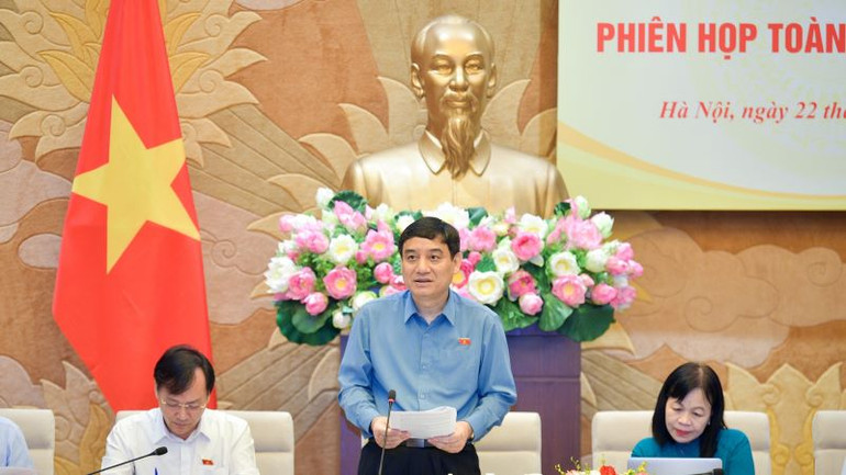 Chủ nhiệm Ủy ban Văn hóa, Giáo dục Nguyễn Đắc Vinh phát biểu tại phiên họp.