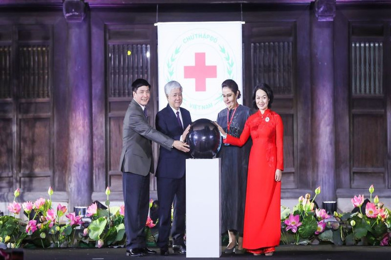 Các đại biểu thực hiện nghi thức phát động phong trào Tết Nhân ái 2024.