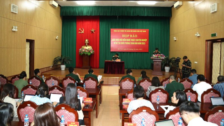 Toàn cảnh buổi họp báo.