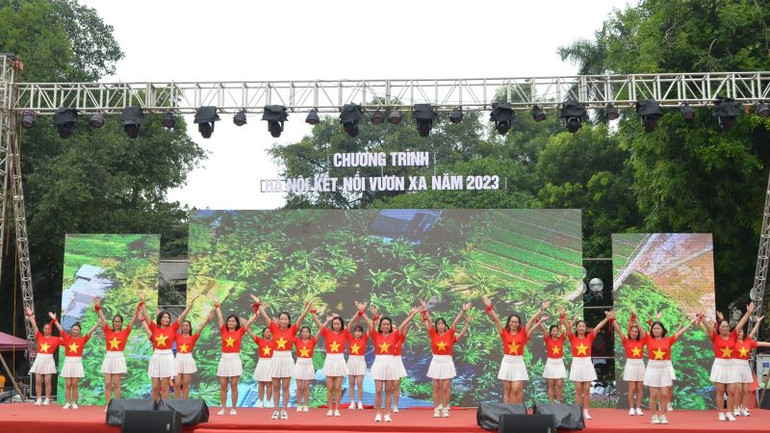 Hội viên, phụ nữ tham gia trình diễn trong chương trình.