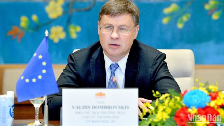 Phó Chủ tịch Ủy ban châu Âu (EC) kiêm Cao ủy thương mại EU Valdis Dombrovski phát biểu tại buổi tiếp.