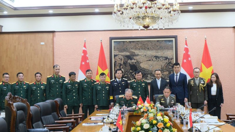 Thượng tướng Hoàng Xuân Chiến và ông Chan Heng Kee chứng kiến Lễ ký kết Bản ghi nhớ về hợp tác hỗ trợ nhân đạo và cứu trợ thảm họa.