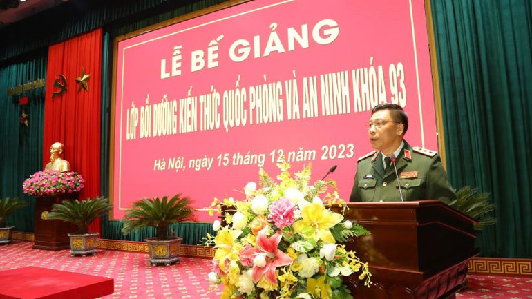 Giám đốc Học viện Quốc phòng Trần Việt Khoa phát biểu tại lễ bế giảng.