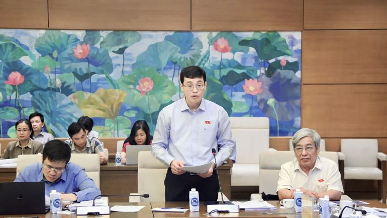 Ủy viên Thường trực Ủy ban Pháp luật Đỗ Đức Hiển trình bày báo cáo ý kiến nghiên cứu.