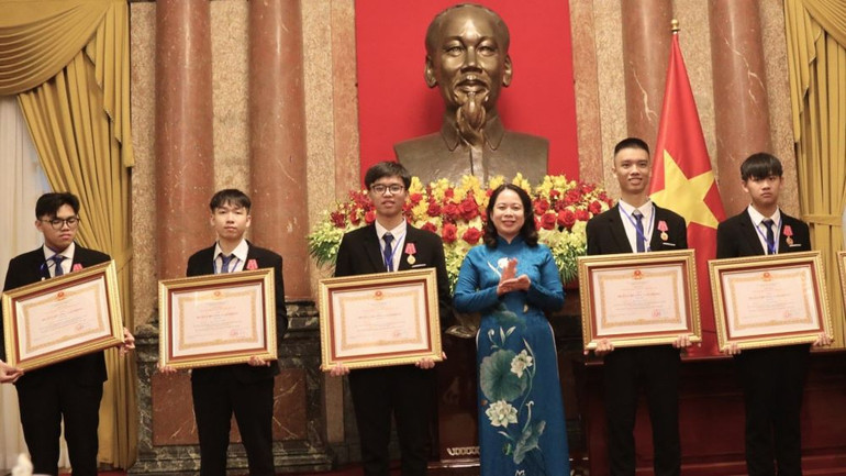 Phó Chủ tịch nước trao Huân chương Lao động tặng các học sinh có thành tích xuất sắc trong kỳ thi Olympic quốc tế.
