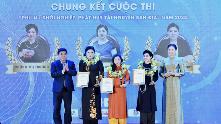 Bộ trưởng Kế hoạch và Đầu tư Nguyễn Chí Dũng và Chủ tịch Hội Liên hiệp Phụ nữ Việt Nam trao giải Nhất tặng các tác giả. (Ảnh: Trần Hải)