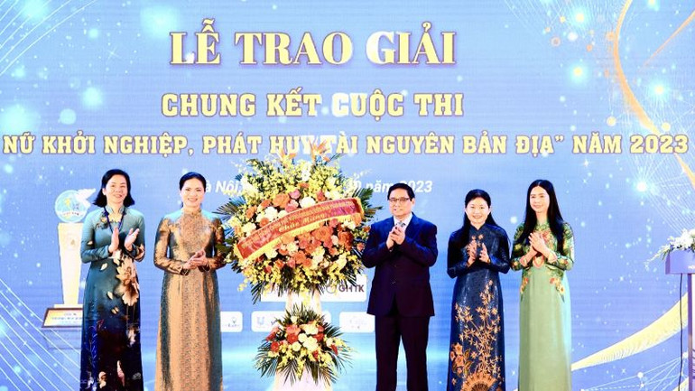 Thủ tướng Phạm Minh Chính trao hoa tặng Hội Liên hiệp Phụ nữ Việt Nam. (Ảnh: Trần Hải)