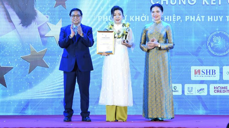 Thủ tướng Phạm Minh Chính và Chủ tịch Hội Liên hiệp Phụ nữ Việt Nam trao giải đặc biệt tặng dự án xuất sắc trong cuộc thi. (Ảnh: Trần Hải)