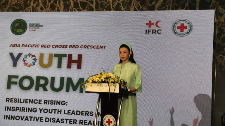 Hoa hậu Hòa bình quốc tế năm 2021 Nguyễn Thúc Thùy Tiên phát biểu truyền cảm hứng tại diễn đàn.