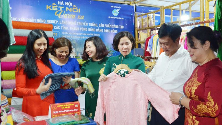 Các đại biểu tham quan các gian hàng sản phẩm sáng tạo của hội viên, phụ nữ.