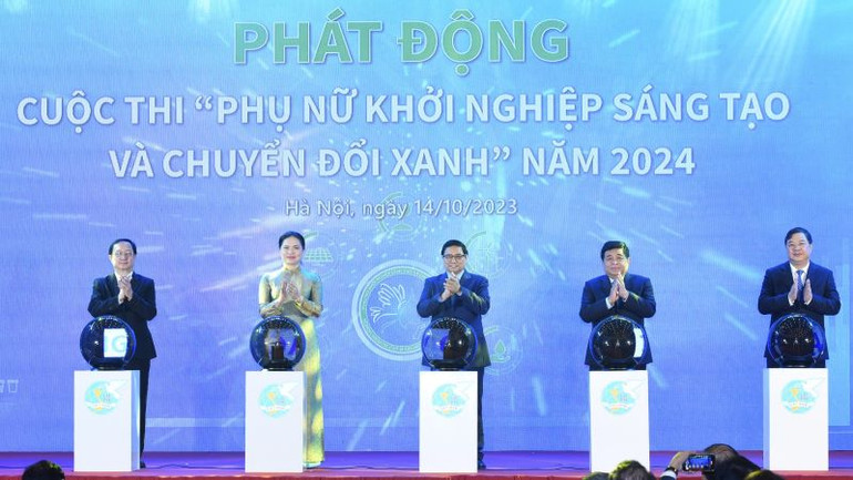 Thủ tướng Phạm Minh Chính và các đại biểu thực hiện nghi thức bấm nút phát động Cuộc thi. (Ảnh:Trần Hải)