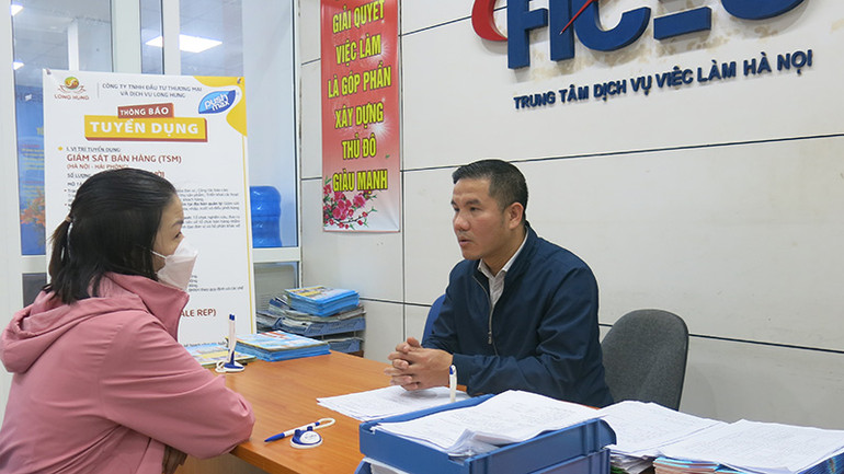 Người lao động tìm hiểu thông tin tại Trung tâm Dịch vụ việc làm Hà Nội. (Ảnh: Ngân Anh) Người lao động tìm hiểu thông tin tại Trung tâm Dịch vụ việc làm Hà Nội. (Ảnh: Ngân Anh)