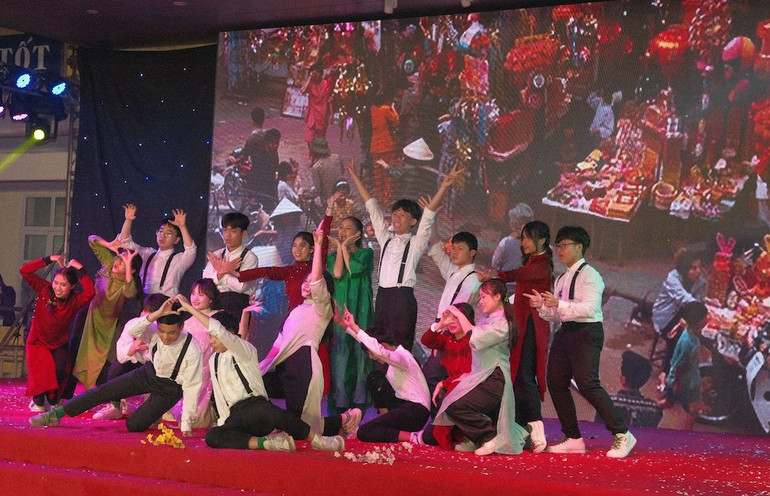 Học sinh Trường THPT Yên Hòa (Hà Nội) biểu diễn chương trình chào Xuân.