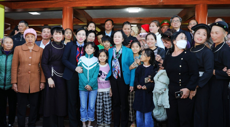 Đồng chí Trương Thị Mai và lãnh đạo tỉnh Thái Nguyên với người dân khu dân cư Mỏ Gà.