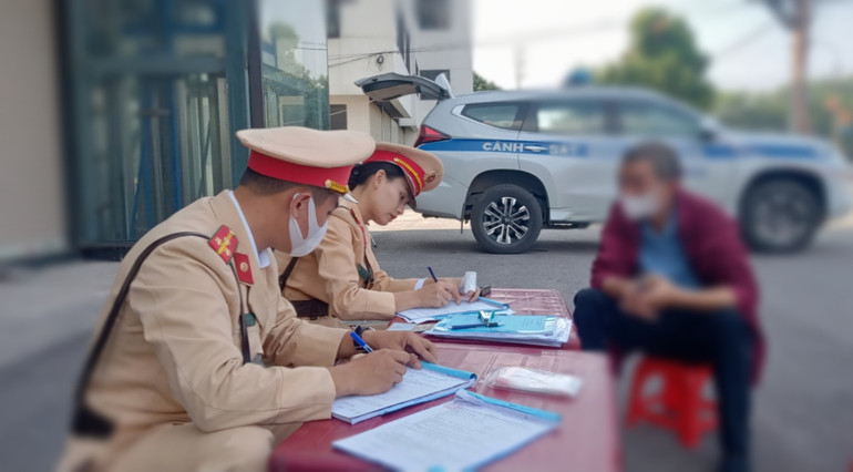 Cảnh sát giao thông lập biên bản xử lý người lái mô-tô vi phạm nồng độ cồn.