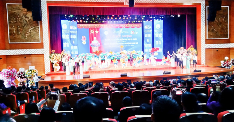 Lễ kỷ niệm 55 Ngày thành lập là dịp để Trường Đại học Y-Dược Thái Nguyên nhìn lại chặng đường đã qua, vươn lên trong thời gian tới.