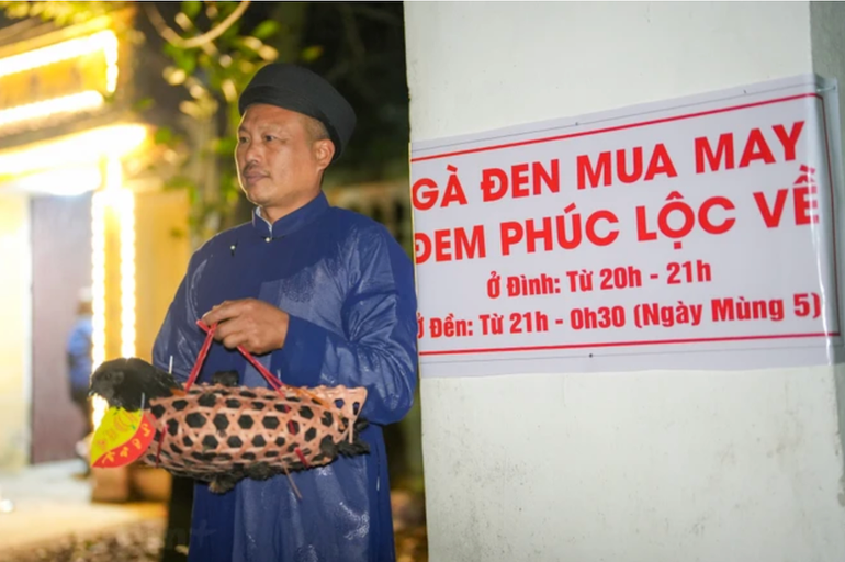 Chợ Âm Dương có một loại hàng bán rất đặc biệt, đó chính là gà đen, biểu tượng cho sự thần bí, tâm linh. Số lượng gà có hạn nên nhiều người phải chen chân để mua mang về sau phiên chợ.