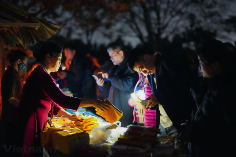 Người đi chợ chỉ để cầu may, trút bỏ muộn phiền, không quá quan tâm đến việc trao đổi mua bán.