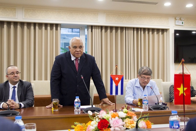 Đại sứ Orlando Nicolas Hernandez Guillen vinh dự và cảm ơn khi được nhận Kỷ niệm chương Vì sự nghiệp Xây dựng. Đại sứ Orlando Nicolas Hernandez Guillen vinh dự và cảm ơn khi được nhận Kỷ niệm chương Vì sự nghiệp Xây dựng.