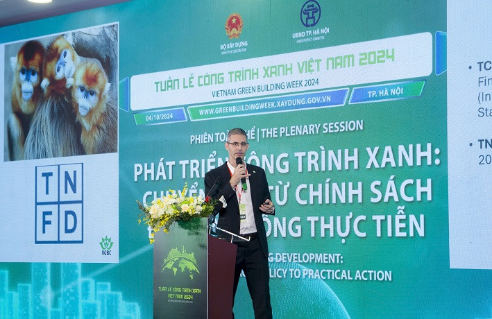 Ông Douglas Snyder, Giám đốc Điều hành Hội đồng Công trình xanh Việt Nam chia sẻ tại Phiên toàn thể.