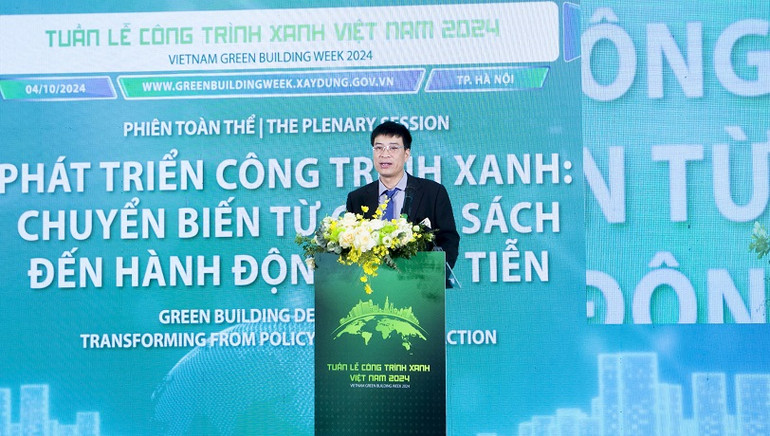 Thứ trưởng Xây dựng Phạm Minh Hà phát biểu tại Phiên toàn thể.