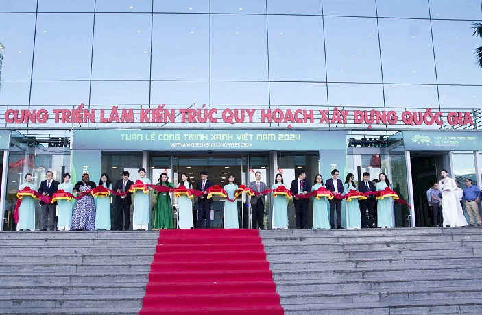 Các đại biểu cắt băng khai mạc Triển lãm các sản phẩm, công trình xanh trong lĩnh vực xây dựng.