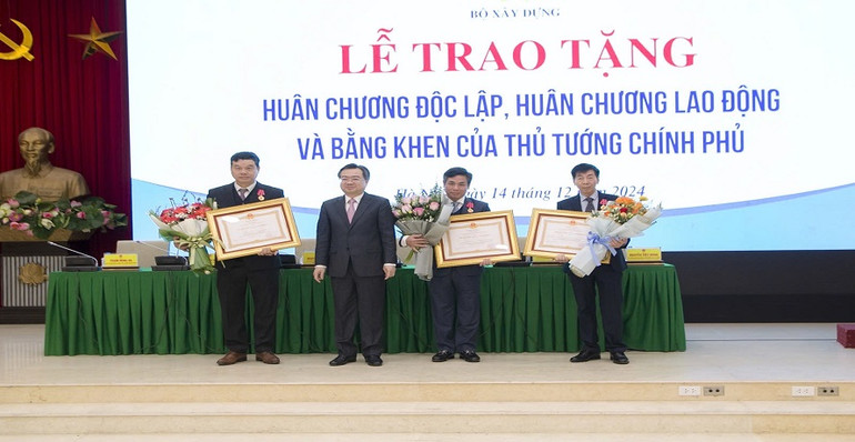 Các cá nhân nhận Huân chương Lao động hạng Nhì và hạng Ba.