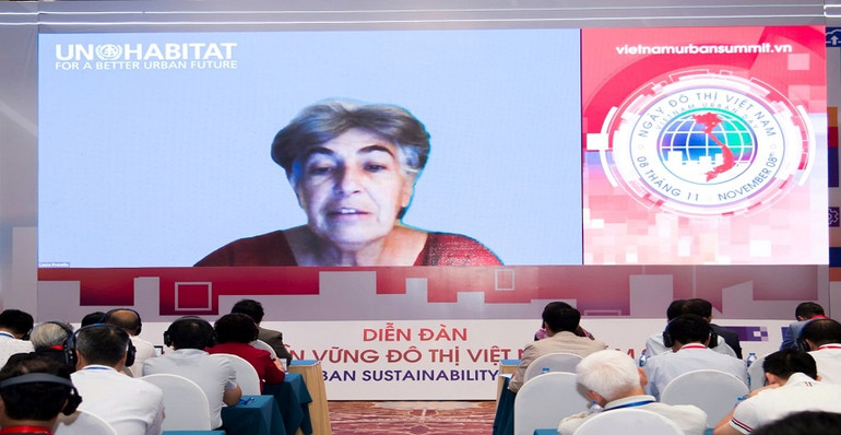 Bà Laura Petrella, Trưởng ban Quy hoạch, Tài chính và Kinh tế, Chương trình Định cư con người Liên Hợp Quốc toàn cầu UN-Habitat phát biểu trực tuyến tại Diễn đàn.