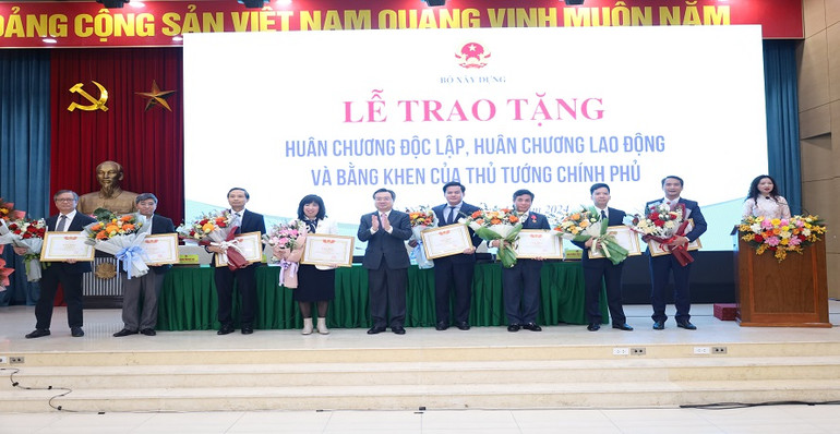 Các cá nhân nhận Bằng khen của Bộ trưởng Xây dựng.