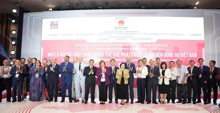 Các đại biểu chụp ảnh lưu niệm tại Diễn đàn.