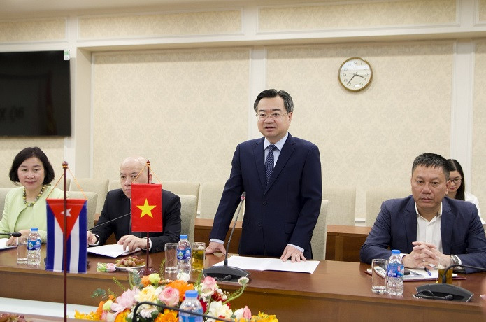 Bộ trưởng Xây dựng Nguyễn Thanh Nghị đánh giá cao những đóng góp của Đại sứ Orlando Nicolas Hernandez Guillen trong nhiệm kỳ của ông tại Việt Nam. Bộ trưởng Xây dựng Nguyễn Thanh Nghị đánh giá cao những đóng góp của Đại sứ Orlando Nicolas Hernandez Guillen trong nhiệm kỳ của ông tại Việt Nam.