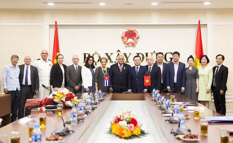 Các đại biểu chụp ảnh lưu niệm tại buổi lễ. Các đại biểu chụp ảnh lưu niệm tại buổi lễ.