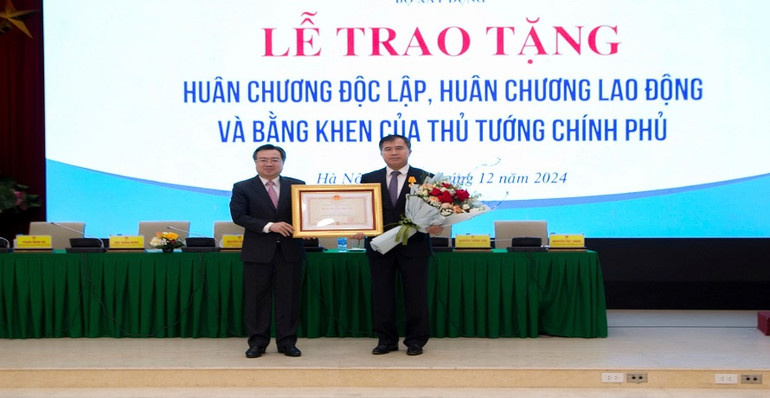 Nguyên Thứ trưởng Xây dựng Lê Quang Hùng nhận Huân chương Độc lập hạng Nhì.