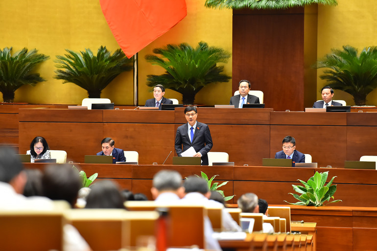 Ủy viên Ủy ban Thường vụ Quốc hội, Chủ nhiệm Ủy ban Kinh tế của Quốc hội Vũ Hồng Thanh phát biểu giải trình, làm rõ một số vấn đề các đại biểu Quốc hội nêu về dự thảo Luật sửa đổi, bổ sung một số điều của Luật Đấu giá tài sản.