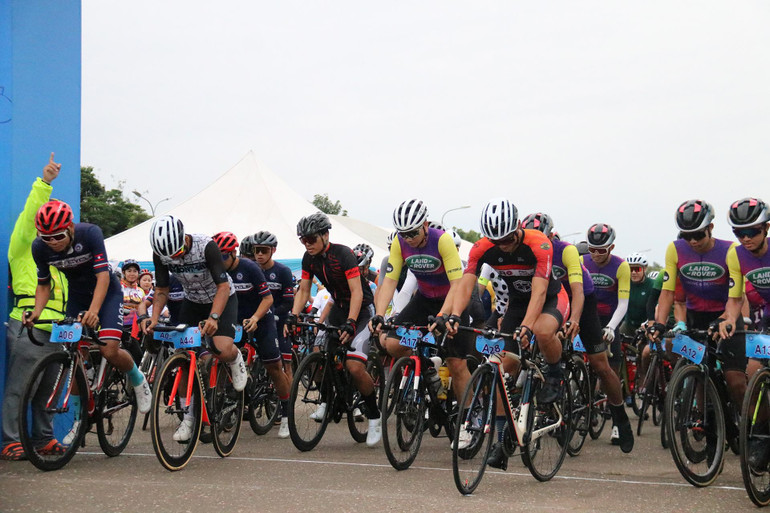 Các vận động viên tham gia đoàn xe.