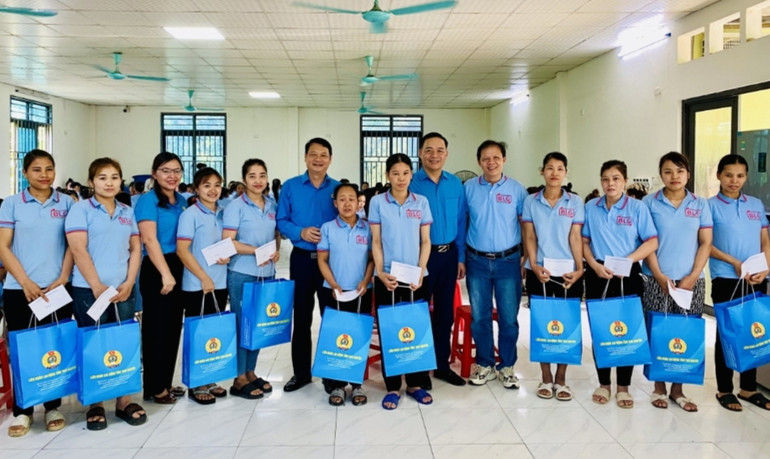 Tháng Công nhân năm 2024, Liên đoàn Lao động tỉnh tặng 417 suất quà, mỗi suất quà trị giá 700 nghìn đồng cho công nhân có hoàn cảnh khó khăn.