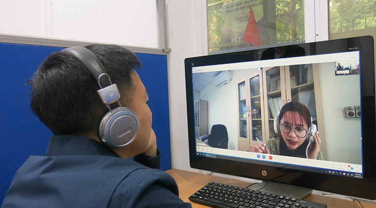 Phỏng vấn trực tuyến người lao động từ sàn giao dịch việc làm Hà Nội. (Ảnh: Ngân Anh)