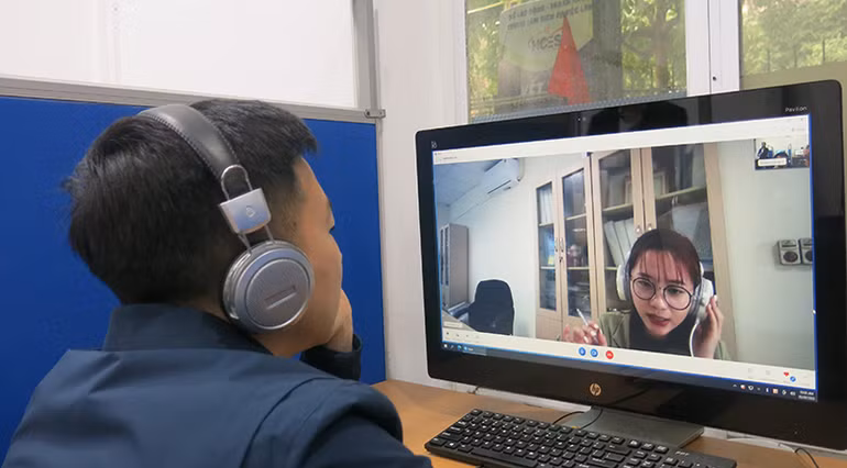 Phỏng vấn trực tuyến người lao động từ sàn giao dịch việc làm Hà Nội. (Ảnh: Ngân Anh)