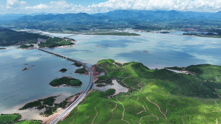 Tuyến cao tốc Vân Đồn - Móng Cái là mảnh ghép cuối cùng được hoàn thành của tuyến cao tốc xuyên tỉnh Quảng Ninh với tổng chiều dài 176km. (Ảnh: Quang Thọ)