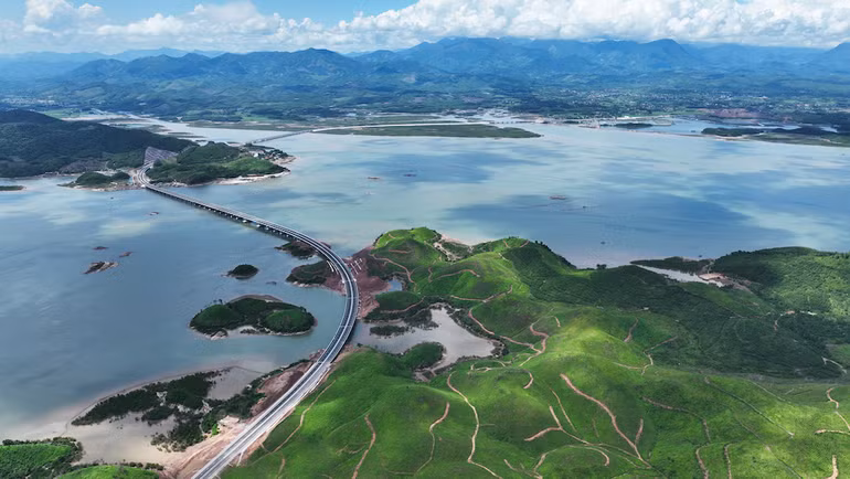 Tuyến cao tốc Vân Đồn - Móng Cái là mảnh ghép cuối cùng được hoàn thành của tuyến cao tốc xuyên tỉnh Quảng Ninh với tổng chiều dài 176km. (Ảnh: Quang Thọ) Tuyến cao tốc Vân Đồn - Móng Cái là mảnh ghép cuối cùng được hoàn thành của tuyến cao tốc xuyên tỉnh Quảng Ninh với tổng chiều dài 176km. (Ảnh: Quang Thọ)