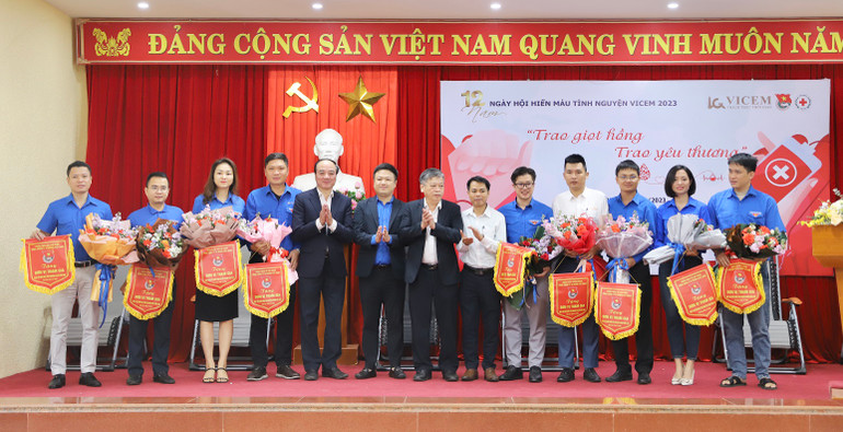 Tặng quà các đơn vị tham gia ngày hội hiến máu tình nguyện "Giọt hồng VICEM lần thứ 12 năm 2023".