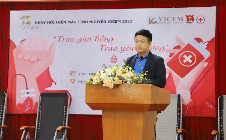 Bí thư Đoàn Thanh niên Vicem Nguyễn Mạnh Tùng chia sẻ tại ngày hội hiến máu.