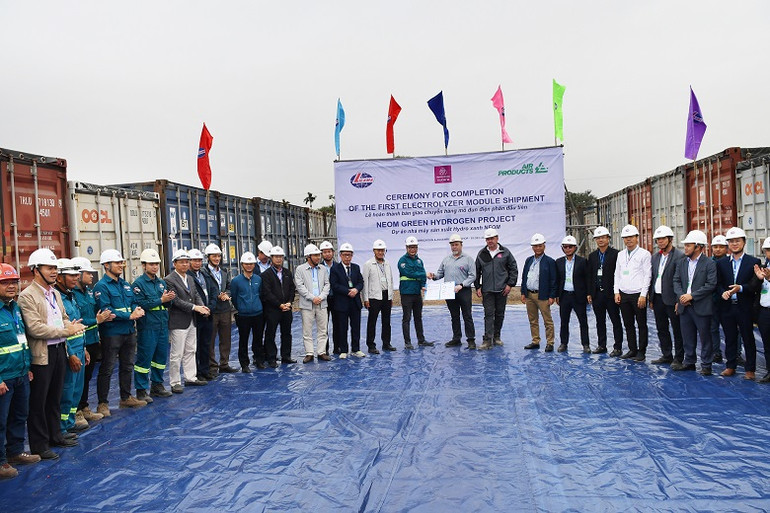 Các đại biểu chứng kiến lễ bàn giao chuyến hàng mô-đun điện phân đầu tiên sang Ả-rập Xê-út.