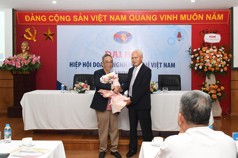 Ông Đào Phan Long tặng hoa chúc mừng tân Chủ tịch VAMI Nguyễn Chỉ Sáng (người đứng bên phải).