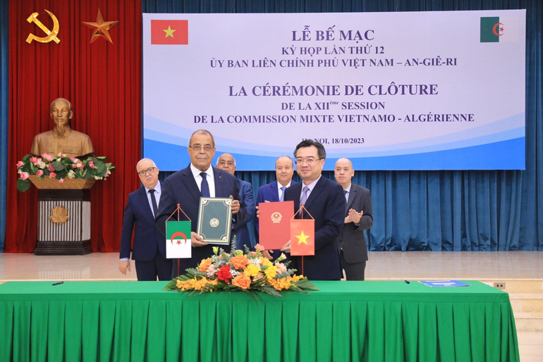 Hai Bộ trưởng trao biên bản Kỳ họp thứ 12 Ủy ban liên Chính phủ Việt Nam-Algieria.