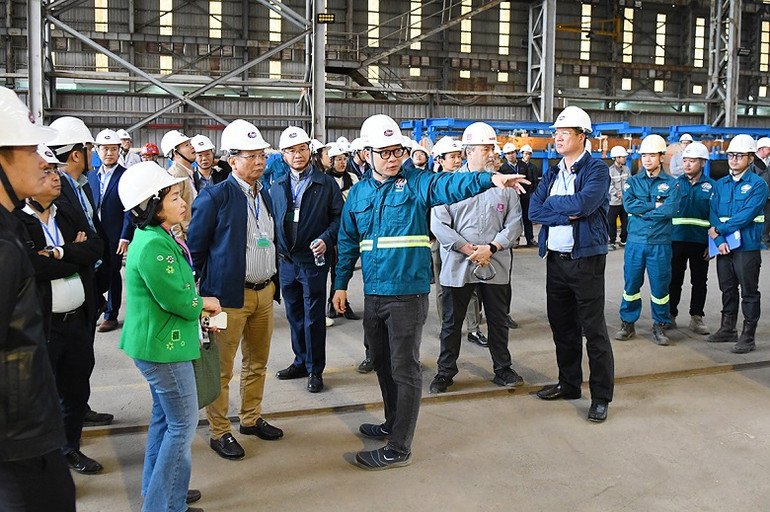 Các đại biểu tham quan khu vực tổ hợp, lắp đặt mô-đun điện phân Hydro xanh.